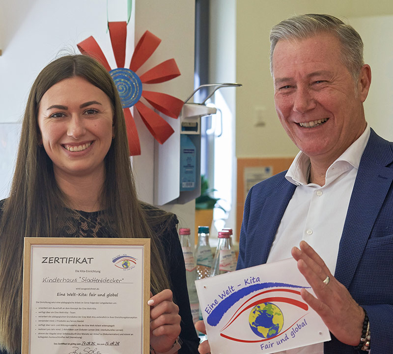 Die Leiterin und der Kulturdezernent mit dem Zertifikat "Eine Welt-Kita"