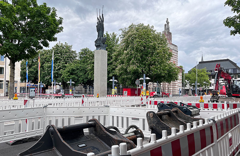 Baustelle mit Absperrungen und Baustellenbagger in der Augsburger Straße auf Höhe Ludwigstraße