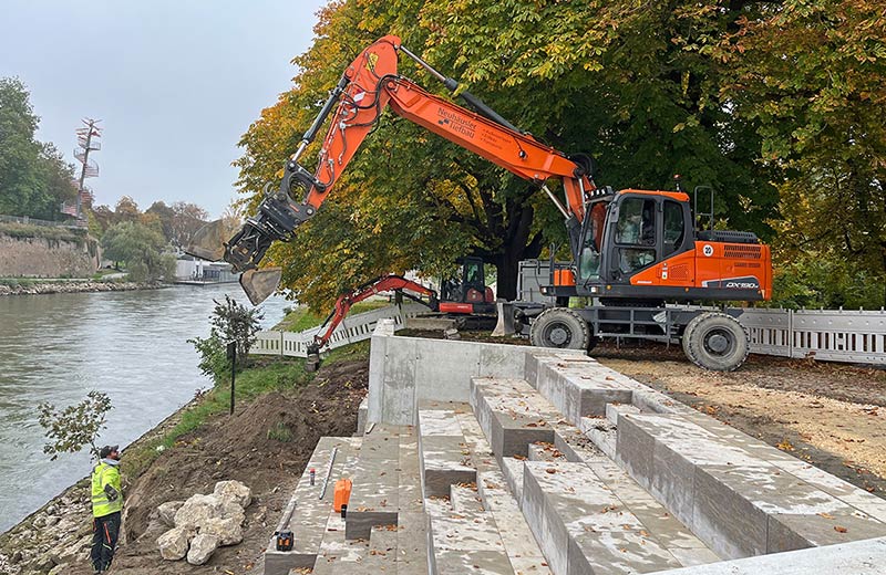 Bauarbeiten mit Bagger am Donauufer