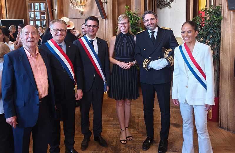 Oberbürgermeisterin Katrin Albsteiger wird von den Gastgebern aus Bois-Colombes empfangen.