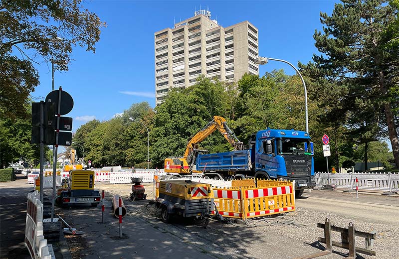 Baustelle mit Baustellenbagger und Kipplader