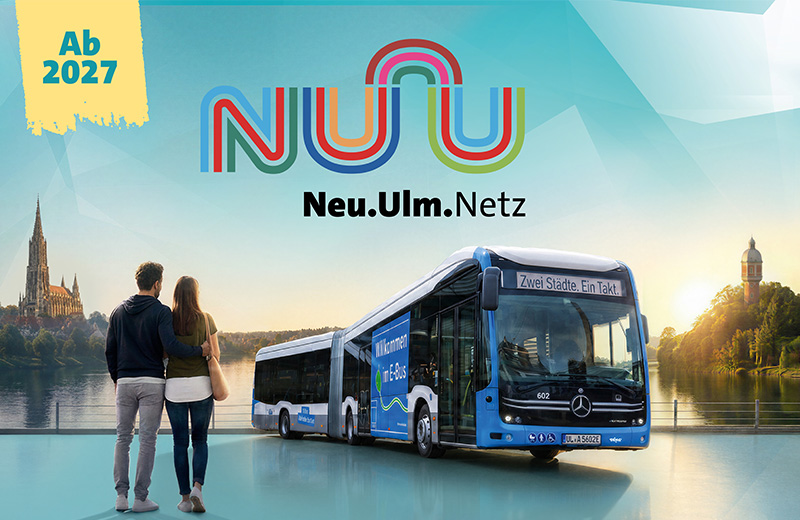 Elektrobus mit der Aufschrift "Zwei Städte. Ein Takt", im Hintergrund die beiden Städte Ulm und Neu-Ulm