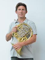 Portraitbild des Musiklehrers mit einem Horn (Musikinstrument)