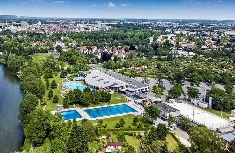 Luftbild mit Blick auf das Donaubad