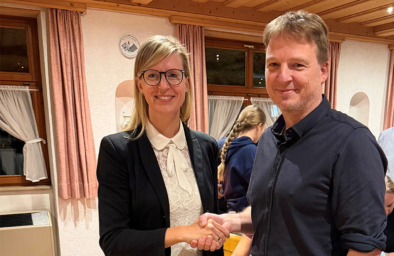 Oberbürgermeisterin Katrin Albsteiger reicht dem Ortssprecher die Hand