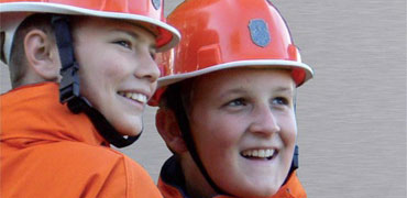 Zwei Jugendliche mit Feuerwehrhelm