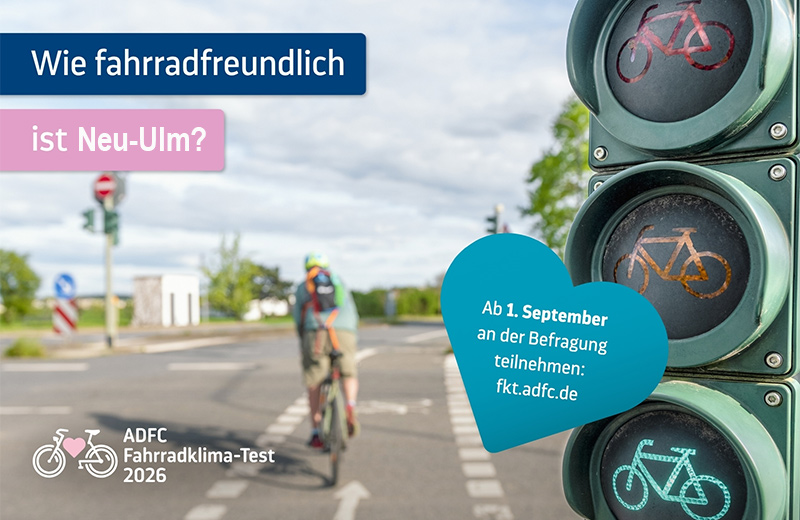 Banner: eine grüne Radfahrampel, im Hintergrund ein Radfahrer, daneben der Text: "Wie fahrradfreundlich ist Neu-Ulm? Ab 1. September an der Befragung teilnehmen: fkt.adfc.de"