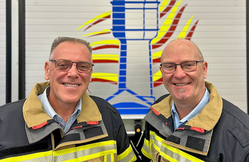 Feuerwehr-Kommandant Andreas Hoffzimmer und sein Stellvertreter Michael Haitchi in Feuerwehr-Schutzkleidung.