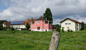 Altes Sommerhof, daneben Höfe, Wohnhäuser und Wiesen 