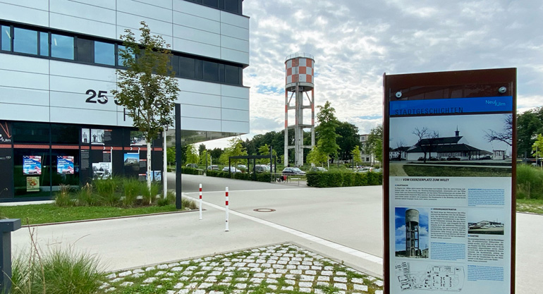 Infotafel im Neu-Ulmer Wiley, im Hintergrund die Hochschule und der Wasserturm