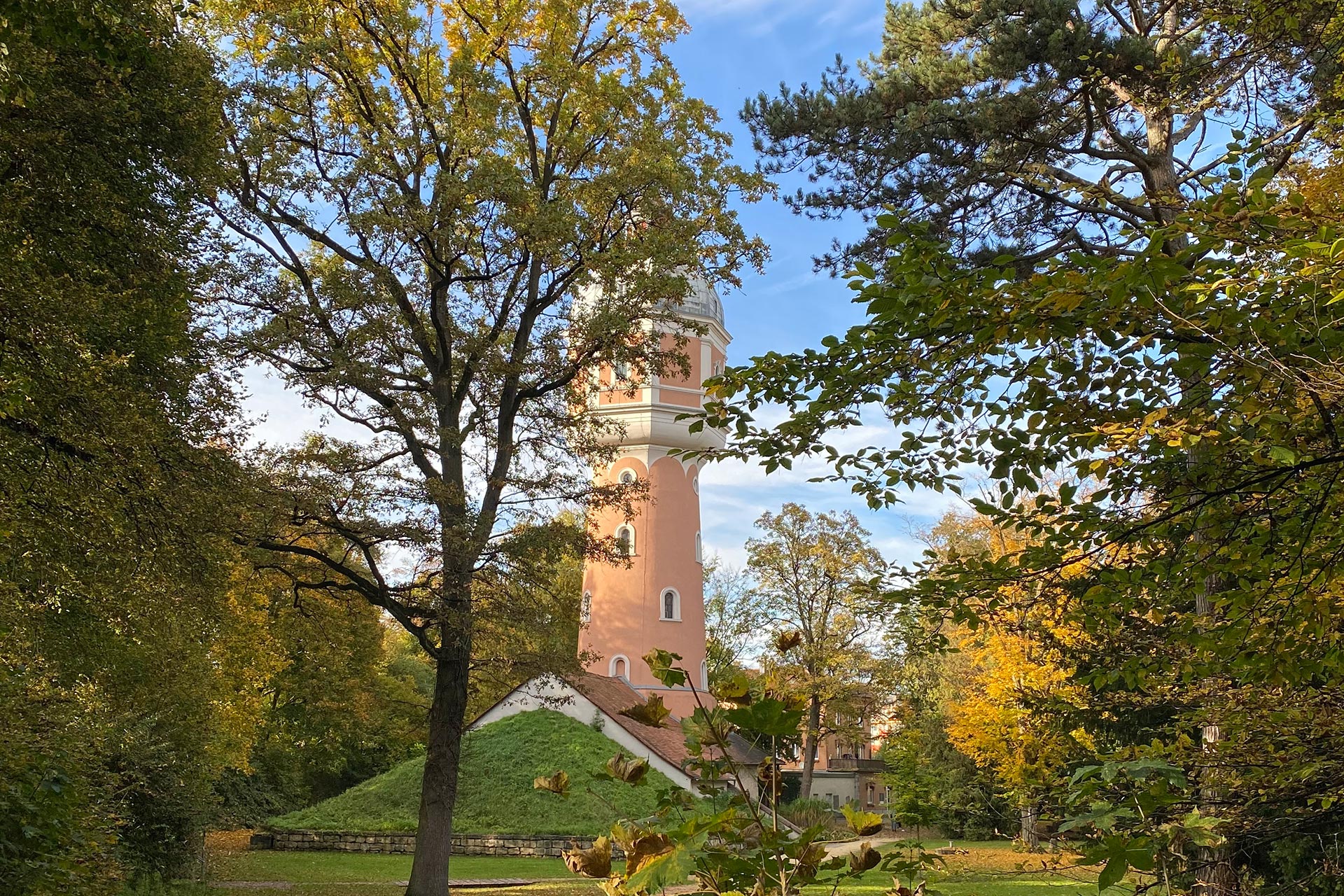 Neu-Ulmer Wasserturm mit herbstlich gefärbten Bäumen