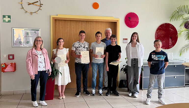 Gruppenfoto von den geehrten Nachwuchsmusikern mit dem Leiter der Musikschule und Bürgermeisterin Gerlinde Koch