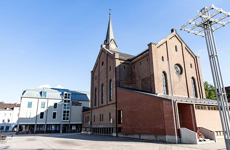 Neu-Ulmer Petrusplatz mit Petruskirche