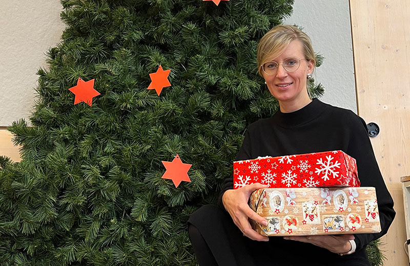 Oberbürgermeisterin Katrin Albsteiger mit Geschenken vor dem Wunschbaum