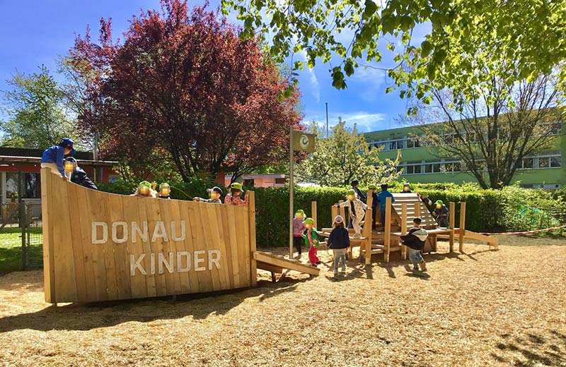 Kinder spielen auf einem Spielplatz im Freien