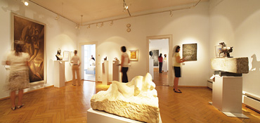Besucher in der Ständigen Sammlung im Edwin Scharff Museum