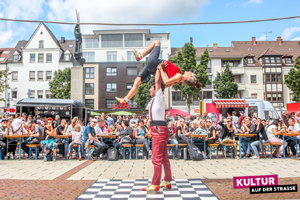 Akrobatikkünstler unterhalten das Publikum auf dem Neu-Ulmer Rathausplatz