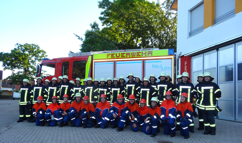 Gruppenfoto der Feuerwehrkameradinnen und -kameraden des Löschzuges Finningen vor einem Feuerwehrfahrzeug