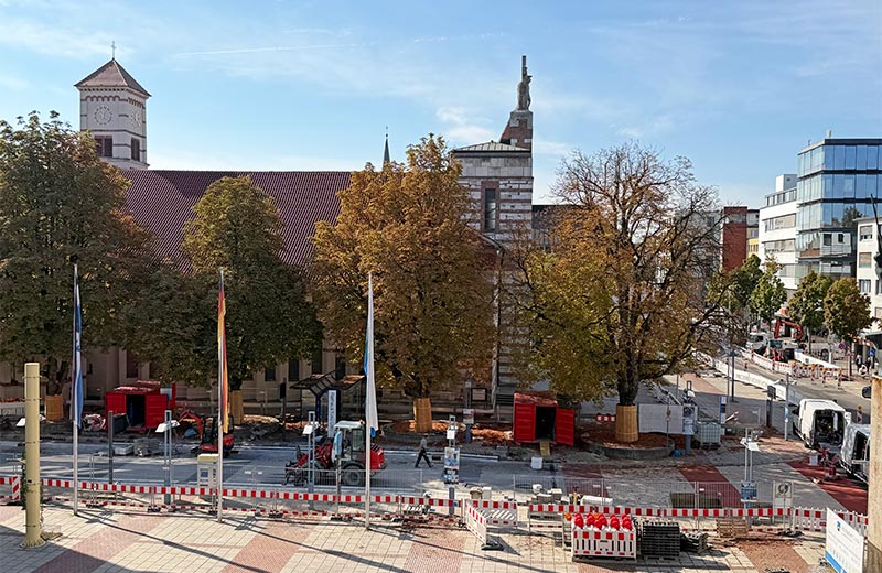 Blick von oben auf den Rathausplatz und die Baustelle in der Ludwigstraße