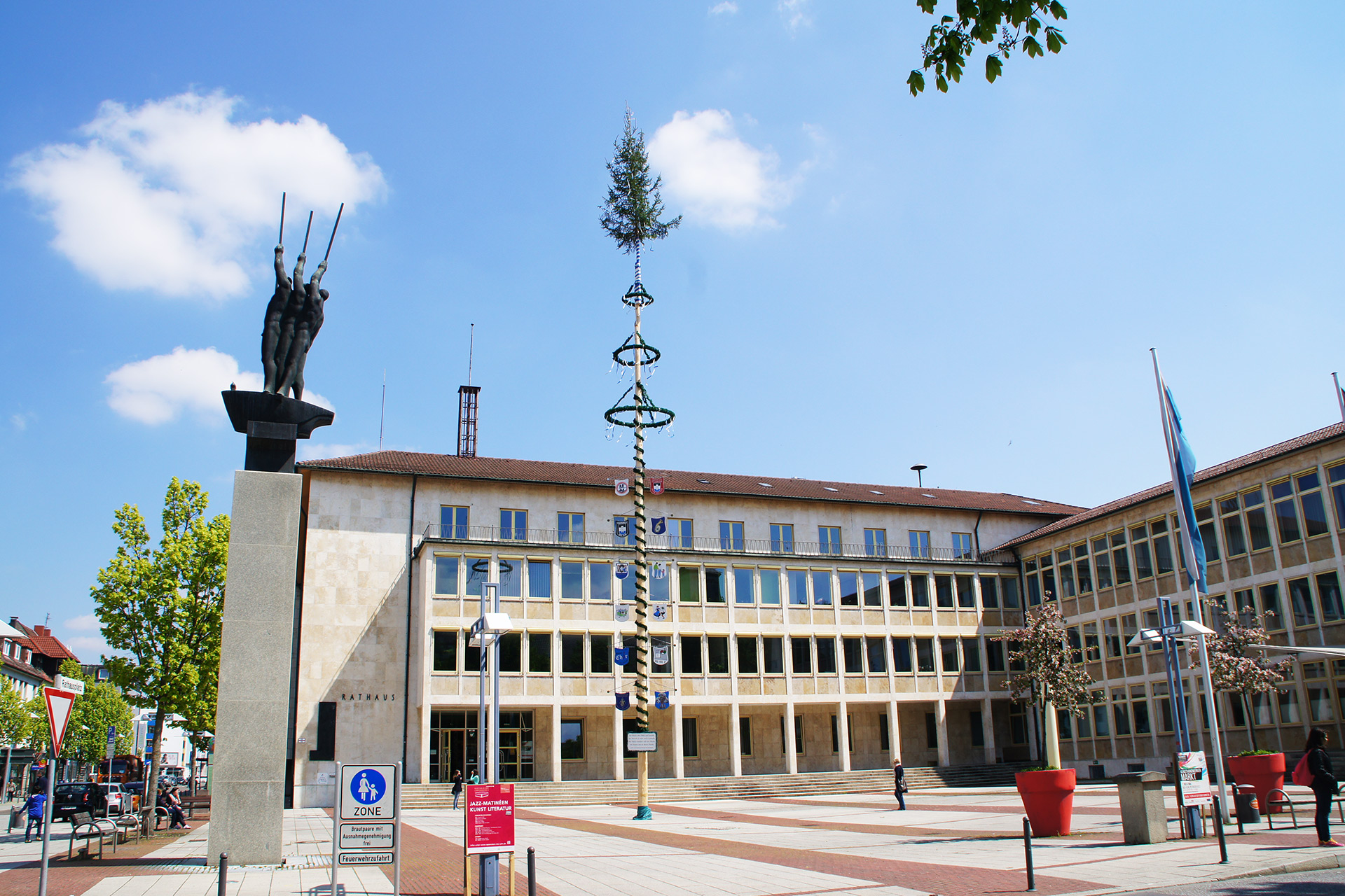 Maibaum auf dem Neu-Ulmer Rathausplatz