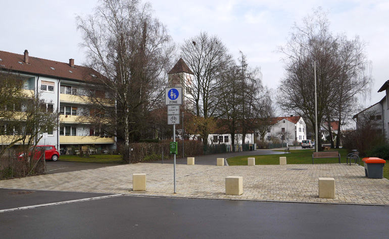 Der Stadtteilplatz in Offenhausen mit Sitzmöglichkeiten und Bäumen