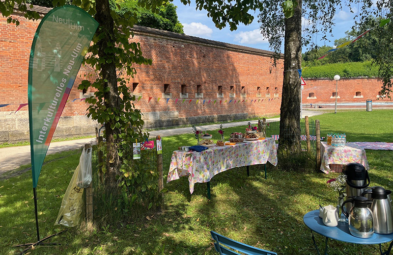 Picknick mit Buffettisch im Park