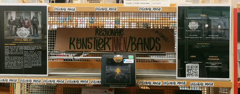 Bandregal mit CDs und Band-Infos sowie der Beschriftung "Regionale Künstler/Bands"