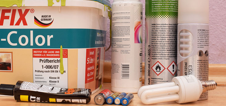Problemmüll wie Farbeimer, Batterien, Spraydosen und Kleber