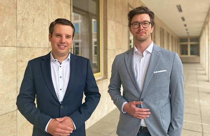Foto von Felix Tenkhoff (rechts) zusammen mit Dezernent Ralf Mager