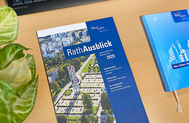 Auf einem Schreibtisch liegt eine Ausgabe des Neu-Ulmer Jahresrückblicks "Rathausblick".