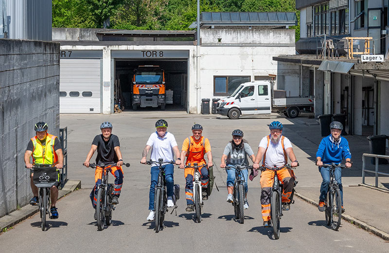 Mitarbeitende des Baubetriebshofes fahren nebeneinander mit dem Rad