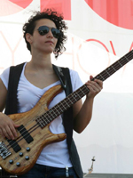 Portraitfoto der Musiklehrerin mit einer Bassgitarre