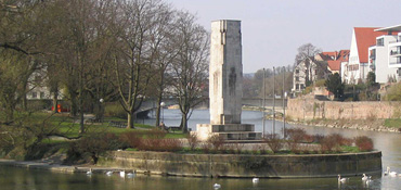 Foto mit Blick auf die Parkanlage und das Kriegerdenkmal auf der Neu-Ulmer Insel 