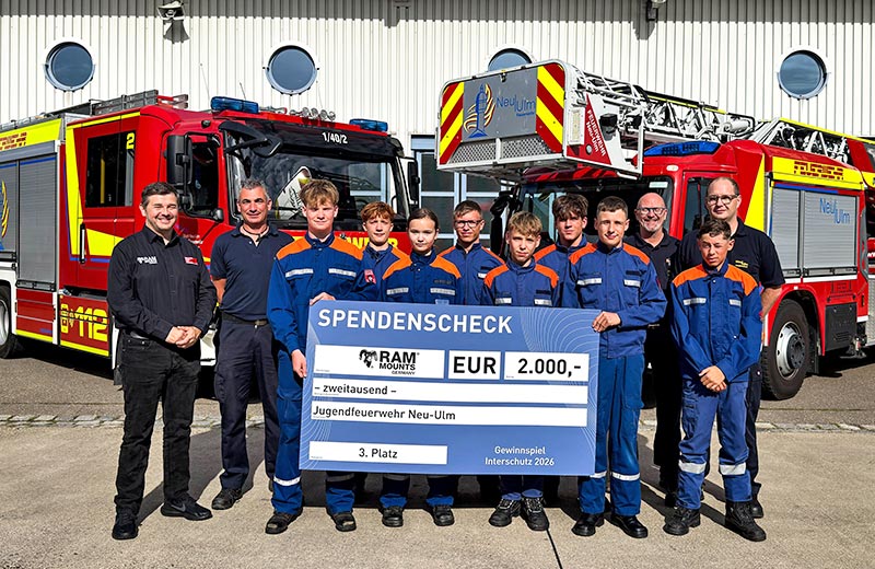Gruppenfoto mit Mitgliedern der Jugendfeuerwehren bei der Scheckübergabe