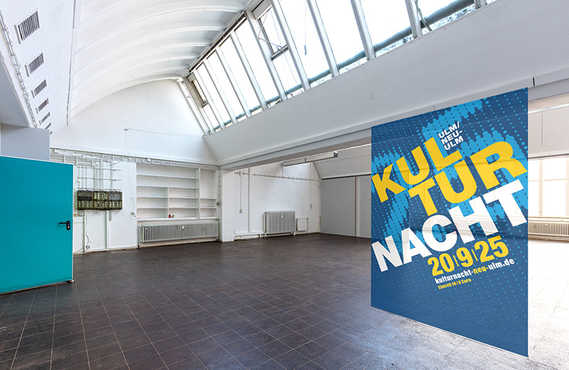 Fotocollage: Industriehalle mit Plakat zur Kulturnacht 2025