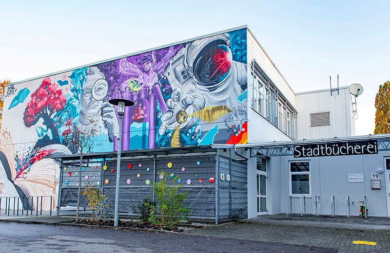 Außenansicht der Stadtbücherei in der Steubenstraße mit großem Wandgraffiti