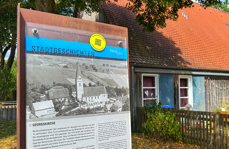 Neu-Ulmer Geschichtsstele mit Qr-Code