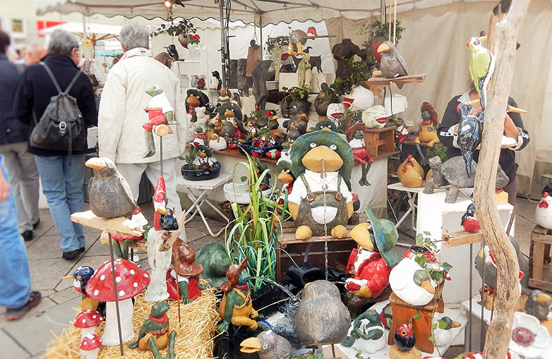 Marktstand mit Dekoartikeln für Haus und Garten