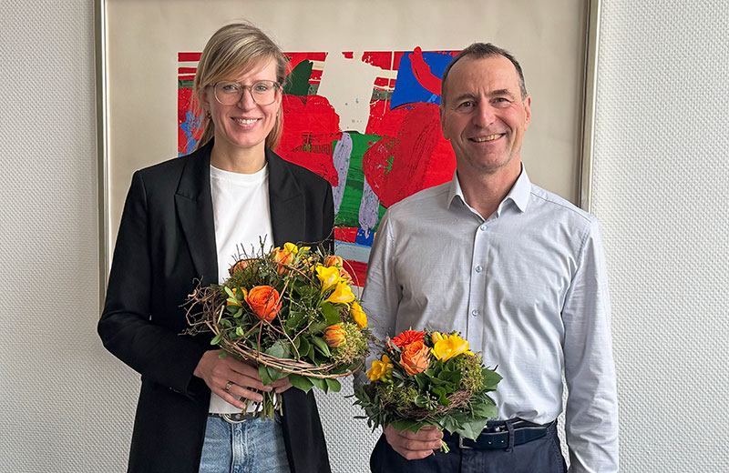 Herbert Blessing und Oberbürgermeisterin Katrin Albsteiger mit bunten Blumensträußen