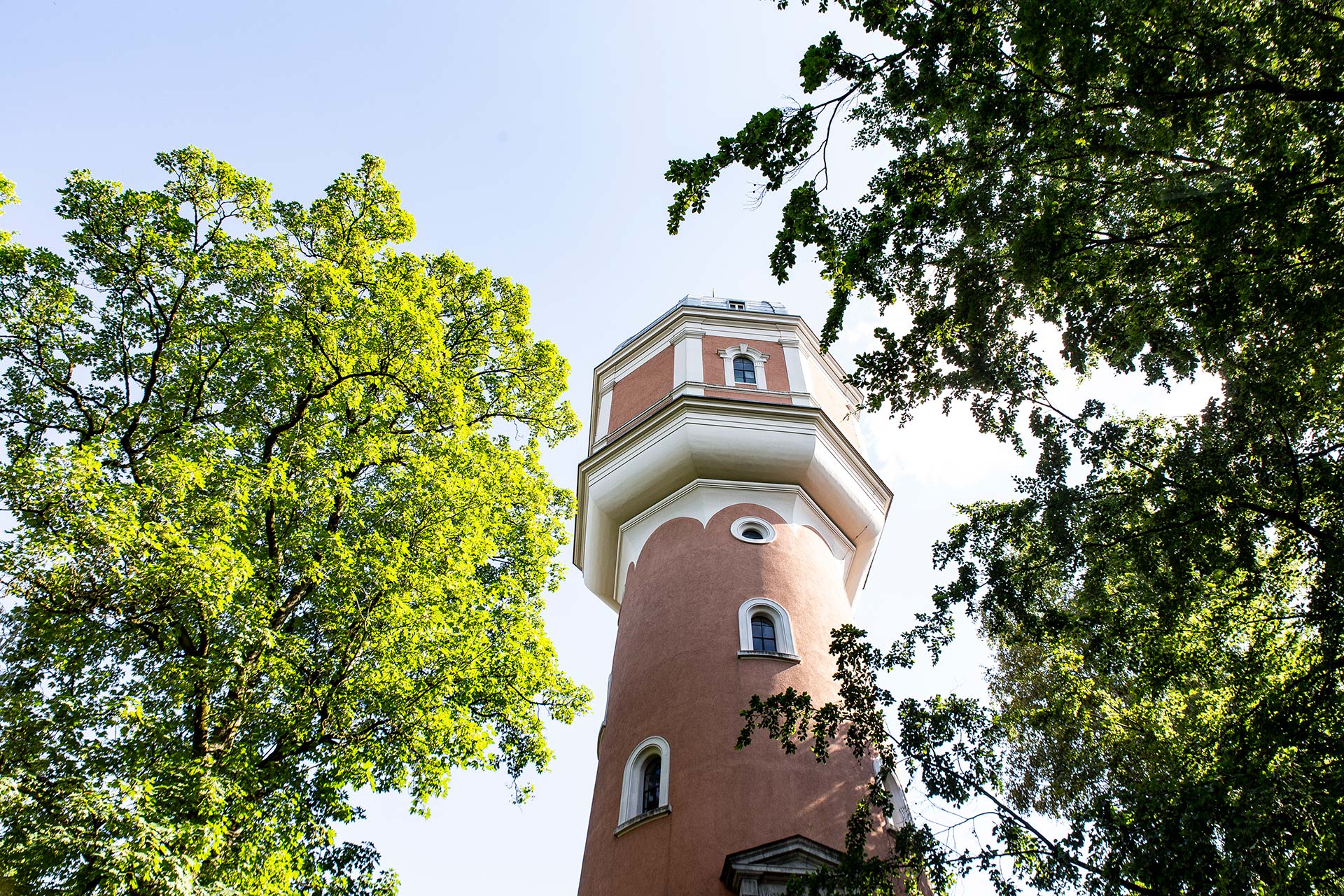 Blick von unten hoch zum Neu-Ulmer Wasserturm