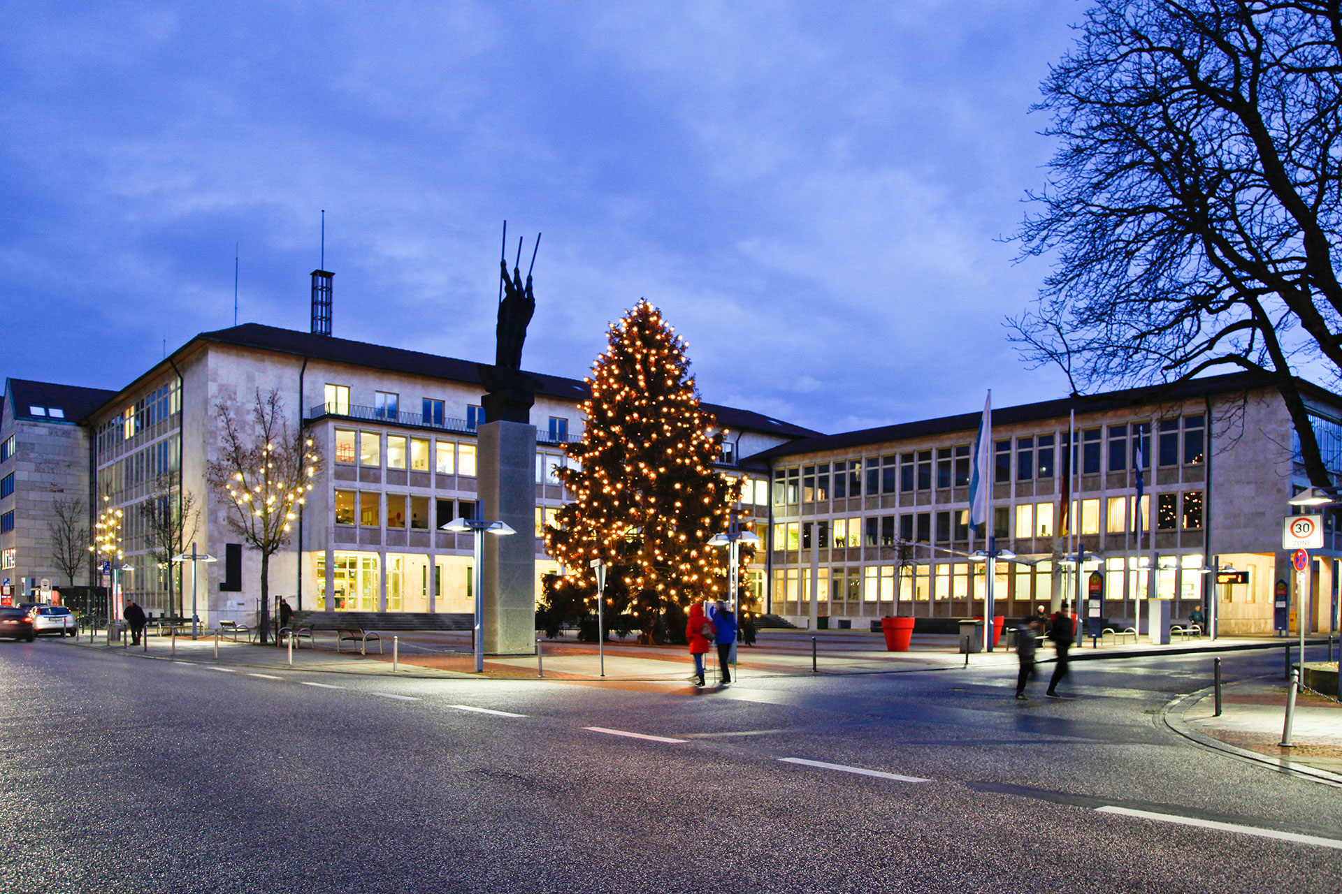 Neu-Ulmer Rathausplatz mit Weihnachtsbaum