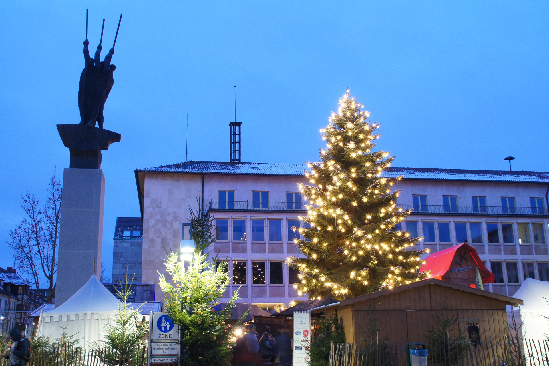 Weihnachtsbaum auf dem Rathausplatz