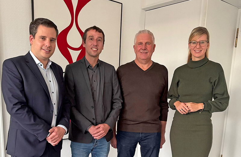 Oberbürgermeisterin Katrin Albsteiger gemeinsam mit dem neuen Feldgeschworenen sowie zwei städtischen Mitarbeitern.