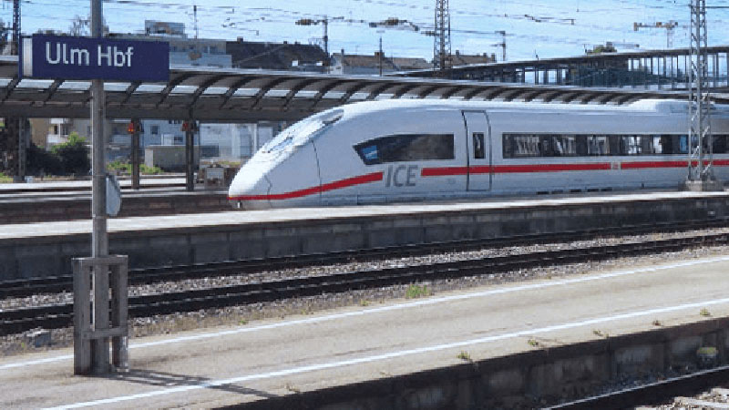 ICE an einem Gleis auf dem Ulmer Hauptbahnhof