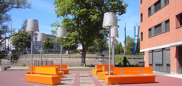 Maxplatz am Neu-Ulmer Donauufer mit orangefarbenen Sitzbänken