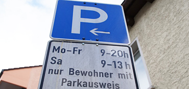 Verkehrsschild "Parken nur Bewohner mit Parkausweis"