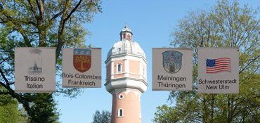 Wasserturm mit Stadtwappen der Partnerstädte Meiningen, Trissino, Bois Colombes, New Ulm