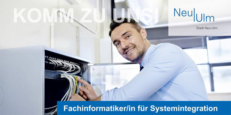 Ein Mann an einem Verteilerkasten mit Kabeln, mit der Beschriftung "Fachinformatiker/in für Systemintegration"