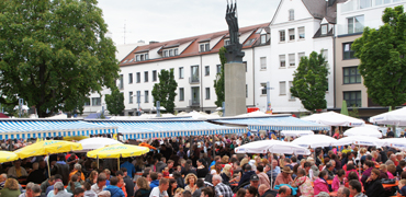 Volksfeststimmung beim Stadtfest auf dem Neu-Ulmer Rathausplatz
