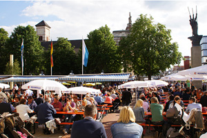 Stadtfest-Besucher auf dem Rathausplatz